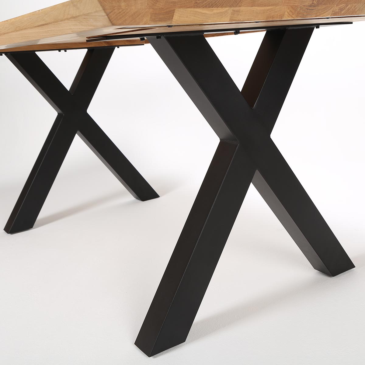 Tisch Schweizer Kante, Eiche massiv, 160x100cm mit X-Gestell