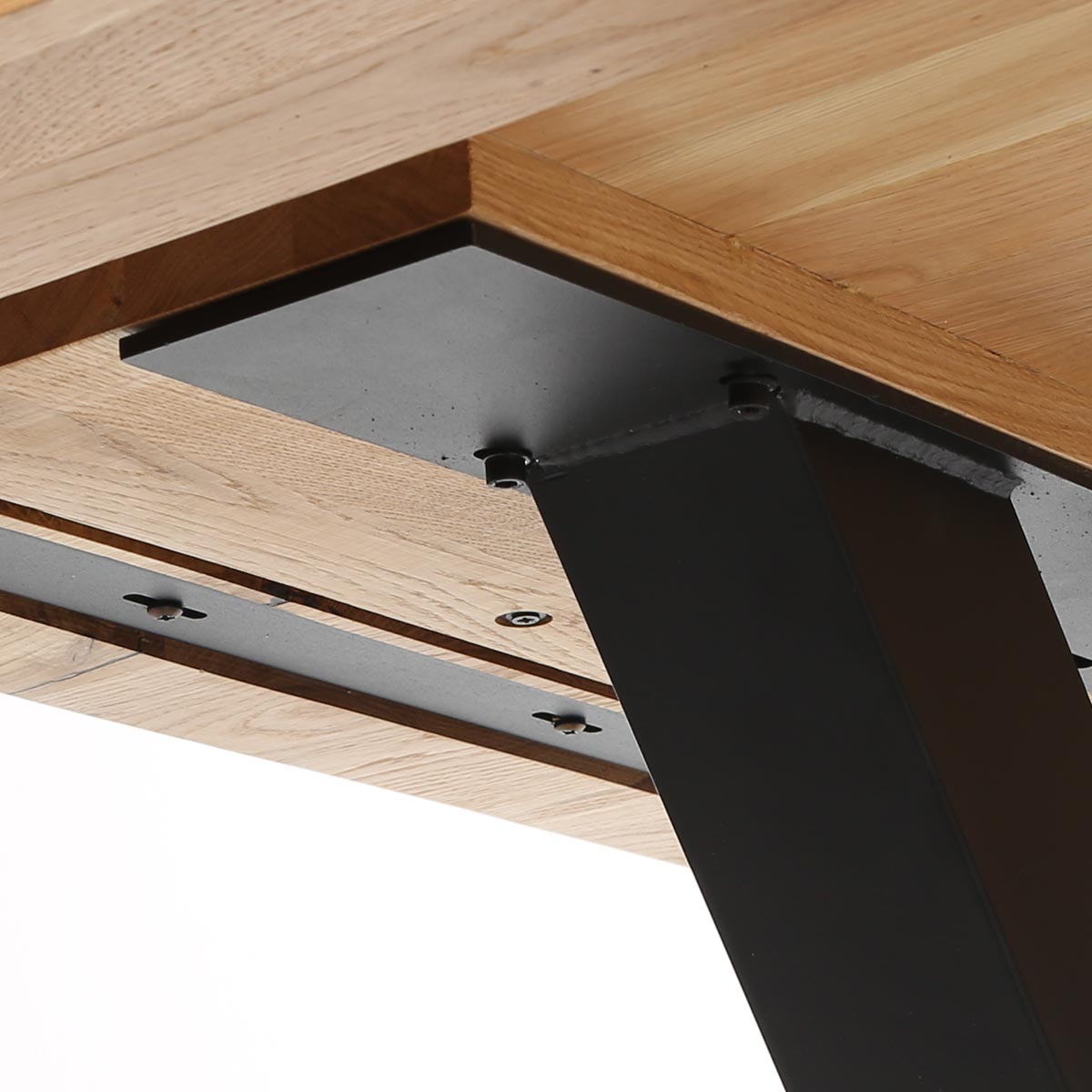 Tisch Schweizer Kante, Eiche massiv, 160x100cm mit X-Gestell